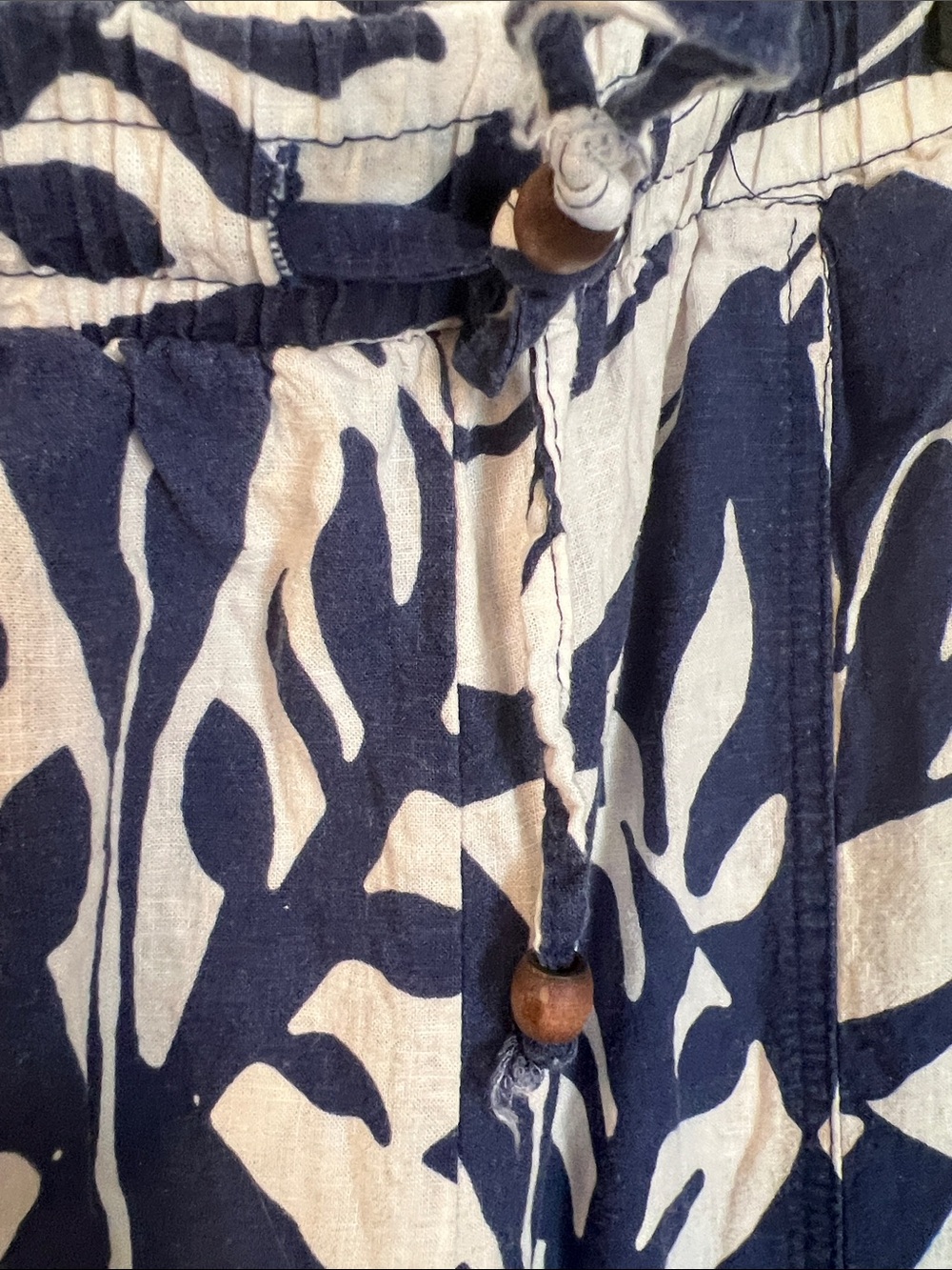 Rachel Zoe Navy and White Leaf-Print Drawstring Pants- Medium - Picture 3 of 5